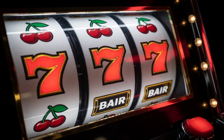 Nahaufnahme einer Slot-Walze mit Sieben-Symbolen - steht f&uuml;r die Casino-Spiele im Zoccer Online Casino